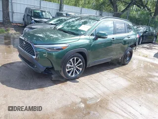 2023 Toyota Corolla Cross XLE z VIN 7MUDAABG1PV075110, wystawiony jako IAAI lot #42802303 z przebiegiem 41 869 mil mil oraz . Historia ofert i sprzedaży dostępna na DreamBid. Obrazek 2.