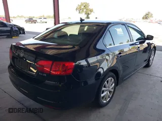 2013 Volkswagen Jetta SE with VIN 3VWDP7AJ5DM423587, listed as a IAAI auction lot 42609789 with 220,922 mi miles and . Bid and sale history available at DreamBid. Image 4.