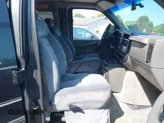 2003 Chevrolet Express Passenger z VIN 1GBFG15X731183644, wystawiony jako IAAI lot #42412871 z przebiegiem 162 202 mil mil oraz . Historia ofert i sprzedaży dostępna na DreamBid. Obrazek 5.