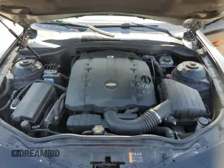 2014 Chevrolet Camaro LS z VIN 2G1FA1E31E9304055, wystawiony jako Copart lot #55321075 z przebiegiem 106 162 mil mil oraz Szkoda całkowita • Salvage title. Historia ofert i sprzedaży dostępna na DreamBid. Obrazek 11.