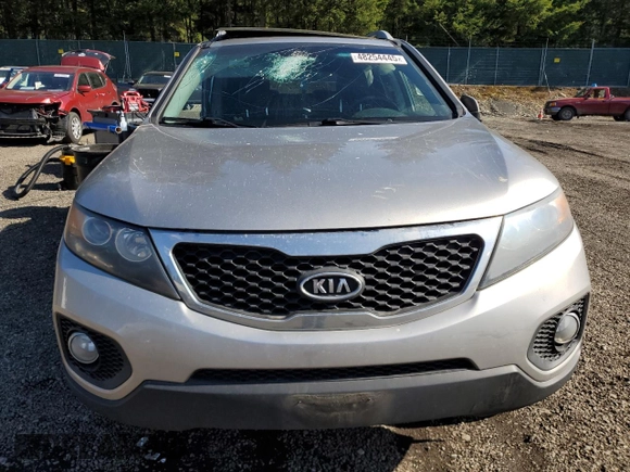 2013 Kia Sorento EX z VIN 5XYKUDA27DG360953, wystawiony jako Copart lot #48254445 z przebiegiem 134 637 mil mil oraz Szkoda całkowita • Salvage title. Historia ofert i sprzedaży dostępna na DreamBid. Obrazek 5.