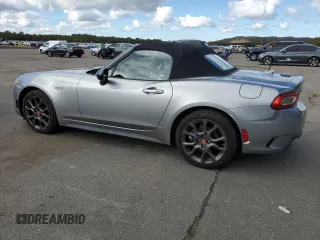 2017 FIAT 124 Spider Elaborazione Abarth z VIN JC1NFAEK6H0125940, wystawiony jako Copart lot #73291144 z przebiegiem 40 492 mil mil oraz Szkody całkowita. Historia ofert i sprzedaży dostępna na DreamBid. Obrazek 2.