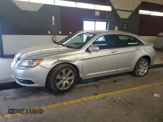 2011 Chrysler 200 Touring z VIN 1C3BC1FB1BN613401, wystawiony jako Copart lot #56863315 z przebiegiem 76 854 mil mil oraz Szkoda całkowita • Salvage title. Historia ofert i sprzedaży dostępna na DreamBid. Obrazek 1.