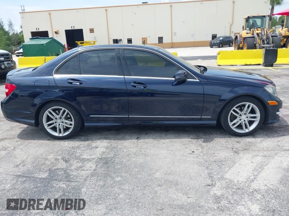 2014 Mercedes-Benz C 250 Sport z VIN WDDGF4HB9EA959513, wystawiony jako IAAI lot #42413556 z przebiegiem 144 773 mil mil oraz . Historia ofert i sprzedaży dostępna na DreamBid. Obrazek 13.