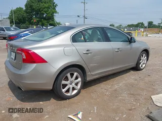 2016 Volvo S60 T5 Premier z VIN YV1612TK4G1394049, wystawiony jako IAAI lot #42491627 z przebiegiem 80 954 mil mil oraz . Historia ofert i sprzedaży dostępna na DreamBid. Obrazek 4.