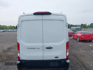 2018 Ford Transit z VIN 1FTYR2CM6JKA77870, wystawiony jako IAAI lot #42087185 z przebiegiem 142 452 mil mil oraz . Historia ofert i sprzedaży dostępna na DreamBid. Obrazek 16.