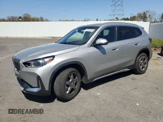 2025 BMW X1 xDrive28i z VIN WBX73EF01S5241035, wystawiony jako Copart lot #53355835 z przebiegiem 2390 mil mil oraz Tytuł czysty. Historia ofert i sprzedaży dostępna na DreamBid. Obrazek 1.