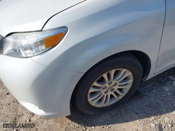 2015 Toyota Sienna XLE with VIN 5TDYK3DC2FS540586, listed as a IAAI auction lot 41715397 with 83,016 mi miles. Bid and sale history available at carsss.com. Image 6.