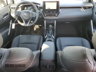 2023 Toyota Corolla Cross XLE z VIN 7MUDAAAG5PV055380, wystawiony jako Copart lot #46280925 z przebiegiem 12 575 mil mil oraz Szkody całkowita. Historia ofert i sprzedaży dostępna na DreamBid. Obrazek 8.