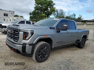 2025 GMC Sierra 2500HD AT4 z VIN 1GT4UPEY8SF101946, wystawiony jako Copart lot #79840024 z przebiegiem 1 205 mil mil oraz Nie do naprawy • Non repairable. Historia ofert i sprzedaży dostępna na DreamBid. Obrazek 1.