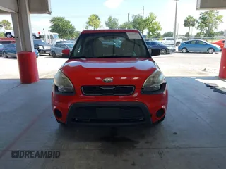 2013 Kia Soul + z VIN KNDJT2A63D7536836, wystawiony jako IAAI lot #42341811 z przebiegiem 118 226 mil mil oraz . Historia ofert i sprzedaży dostępna na DreamBid. Obrazek 12.
