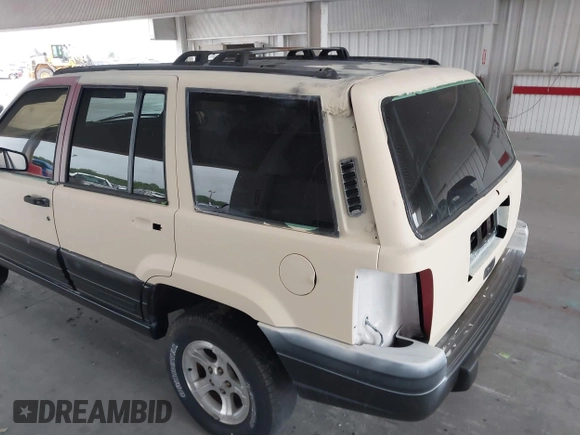 1996 Jeep Grand Cherokee Laredo z VIN 1J4FX58S7TC157272, wystawiony jako IAAI lot #42422023 z przebiegiem 229 170 mil mil oraz . Historia ofert i sprzedaży dostępna na DreamBid. Obrazek 6.