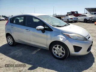 2013 Ford Fiesta SE z VIN 3FADP4EJ9DM191531, wystawiony jako Copart lot #60533515 z przebiegiem 179 639 mil mil oraz Czysty tytuł • Clean title. Historia ofert i sprzedaży dostępna na DreamBid. Obrazek 4.