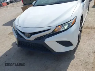 2018 Toyota Camry LE z VIN 4T1B11HK5JU623766, wystawiony jako IAAI lot #41997511 z przebiegiem 146 569 mil mil oraz . Historia ofert i sprzedaży dostępna na DreamBid. Obrazek 6.