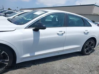 2023 Kia K5 GT-Line z VIN 5XXG64J25PG220733, wystawiony jako IAAI lot #42109640 z przebiegiem 30 917 mil mil oraz . Historia ofert i sprzedaży dostępna na DreamBid. Obrazek 15.