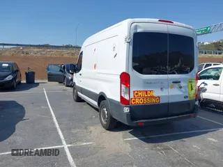 2015 Ford Transit z VIN 1FTNE1CM8FKB16085, wystawiony jako IAAI lot #42438768 z przebiegiem Nie podano mil oraz . Historia ofert i sprzedaży dostępna na DreamBid. Obrazek 3.