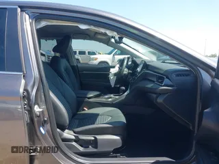 2023 Toyota Camry SE z VIN 4T1G11AK3PU735202, wystawiony jako IAAI lot #41874542 z przebiegiem 54 708 mil mil oraz . Historia ofert i sprzedaży dostępna na DreamBid. Obrazek 5.