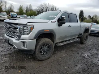 2020 GMC Sierra 3500HD Denali z VIN 1GT49WEY8LF200666, wystawiony jako Copart lot #52088525 z przebiegiem 103 613 mil mil oraz Szkody całkowita. Historia ofert i sprzedaży dostępna na DreamBid. Obrazek 1.