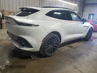 2023 Aston Martin DBX z VIN SD7VUJAW3PTV08474, wystawiony jako Copart lot #66961574 z przebiegiem 3449 mil mil oraz Szkody całkowita. Historia ofert i sprzedaży dostępna na DreamBid. Obrazek 3.