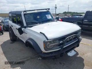 2022 Ford Bronco with VIN 1FMEE5DP1NLB31354, listed as a IAAI auction lot 40300510 with 8,980 mi miles. Bid and sale history available at carsss.com. Image 1.