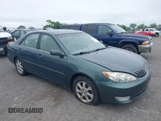 2005 Toyota Camry LE z VIN 4T1BF30K15U090278, wystawiony jako IAAI lot #42361040 z przebiegiem 238 655 mil mil oraz . Historia ofert i sprzedaży dostępna na DreamBid. Obrazek 1.