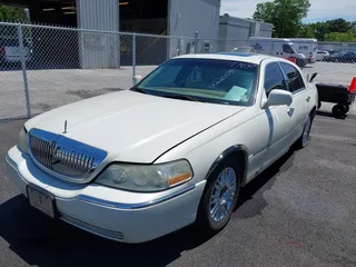 2006 Lincoln Town Car Designer Series z VIN 1LNHM83V36Y614849, wystawiony jako IAAI lot #42200395 z przebiegiem 258 786 mil mil oraz . Historia ofert i sprzedaży dostępna na DreamBid. Obrazek 2.