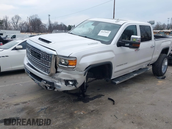 2018 GMC Sierra 2500HD Denali z VIN 1GT12UEY3JF229968, wystawiony jako IAAI lot #41679262 z przebiegiem 126 946 mil mil oraz . Historia ofert i sprzedaży dostępna na DreamBid. Obrazek 2.