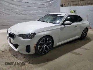 2022 BMW 2 Series 230i z VIN 3MW23CM03N8C55084, wystawiony jako Copart lot #50702175 z przebiegiem 56 664 mil mil oraz Szkoda całkowita • Salvage title. Historia ofert i sprzedaży dostępna na DreamBid. Obrazek 1.
