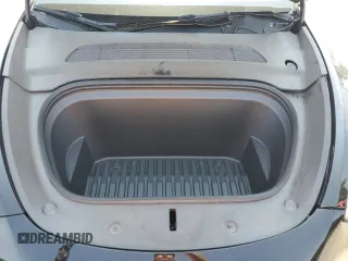 2024 Tesla Model Y z VIN 7SAYGDED8RF123516, wystawiony jako Copart lot #55354655 z przebiegiem 12 521 mil mil oraz Szkoda całkowita • Salvage title. Historia ofert i sprzedaży dostępna na DreamBid. Obrazek 12.