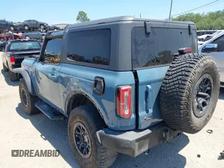 2021 Ford Bronco z VIN 1FMDE5CP5MLA98340, wystawiony jako IAAI lot #42064998 z przebiegiem 38 569 mil mil oraz . Historia ofert i sprzedaży dostępna na DreamBid. Obrazek 3.