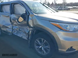 2015 Toyota Highlander LE with VIN 5TDBKRFH2FS104046, listed as a IAAI auction lot 41787583 with 152,435 mi miles. Bid and sale history available at carsss.com. Image 6.