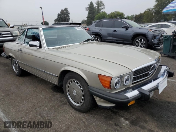 1987 Mercedes-Benz 560 SL z VIN WDBBA48D6HA070949, wystawiony jako Copart lot #75353644 z przebiegiem 114 792 mil mil oraz Czysty tytuł • Clean title. Historia ofert i sprzedaży dostępna na DreamBid. Obrazek 4.