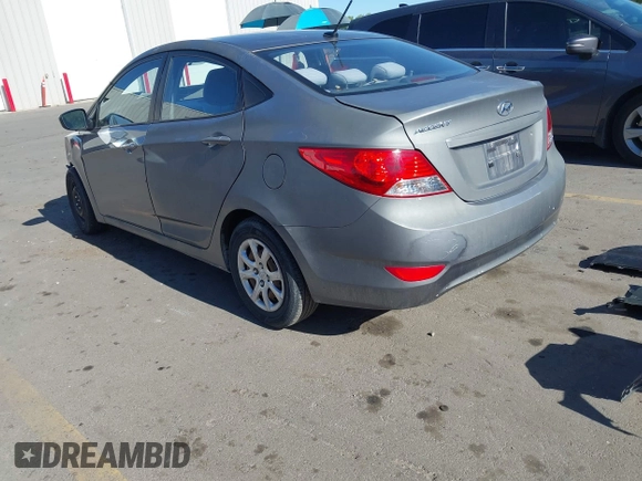 2013 Hyundai Accent GLS z VIN KMHCT4AE1DU542207, wystawiony jako IAAI lot #42174737 z przebiegiem 143 757 mil mil oraz . Historia ofert i sprzedaży dostępna na DreamBid. Obrazek 3.