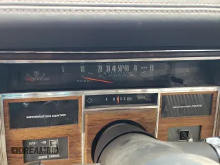 1983 Cadillac Seville z VIN 1G6AS6983DE800569, wystawiony jako Copart lot #62057784 z przebiegiem 50 322 mil mil oraz Tytuł czysty. Historia ofert i sprzedaży dostępna na DreamBid. Obrazek 9.