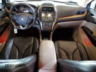 2017 Lincoln MKC Select z VIN 5LMCJ2C92HUL12902, wystawiony jako Copart lot #53994805 z przebiegiem 122 581 mil mil oraz Szkody całkowita. Historia ofert i sprzedaży dostępna na DreamBid. Obrazek 8.