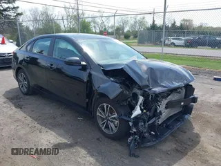 2023 Kia Forte LXS z VIN 3KPF24AD8PE663900, wystawiony jako IAAI lot #42032686 z przebiegiem 18 508 mil mil oraz . Historia ofert i sprzedaży dostępna na DreamBid. Obrazek 1.