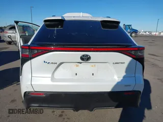 2023 Toyota bZ4X XLE z VIN JTMABACA5PA035744, wystawiony jako IAAI lot #41264742 z przebiegiem 27 792 mil mil oraz . Historia ofert i sprzedaży dostępna na DreamBid. Obrazek 17.