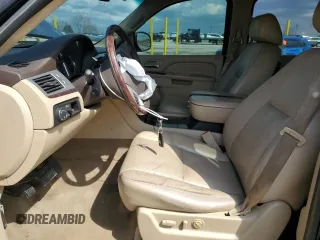 2010 Cadillac Escalade ESV Luxury z VIN 1GYUKHEF9AR213754, wystawiony jako Copart lot #51558905 z przebiegiem 221 373 mil mil oraz Szkoda całkowita • Salvage title. Historia ofert i sprzedaży dostępna na DreamBid. Obrazek 7.