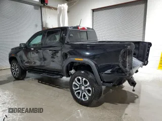 2024 GMC Canyon 4WD AT4 z VIN 1GTP6DEK8R1253511, wystawiony jako Copart lot #56475835 z przebiegiem 1912 mil mil oraz Szkody całkowita. Historia ofert i sprzedaży dostępna na DreamBid. Obrazek 2.