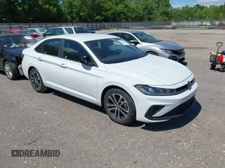 2025 Volkswagen Jetta Sport z VIN 3VWBX7BU5SM044702, wystawiony jako IAAI lot #42344201 z przebiegiem 11 652 mil mil oraz . Historia ofert i sprzedaży dostępna na DreamBid. Obrazek 1.