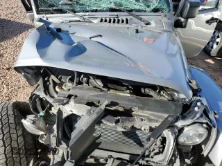 2015 Jeep Wrangler Unlimited Sahara z VIN 1C4BJWEG1FL617428, wystawiony jako Copart lot #55850005 z przebiegiem Nie podano mil oraz Szkoda całkowita • Salvage title. Historia ofert i sprzedaży dostępna na DreamBid. Obrazek 11.