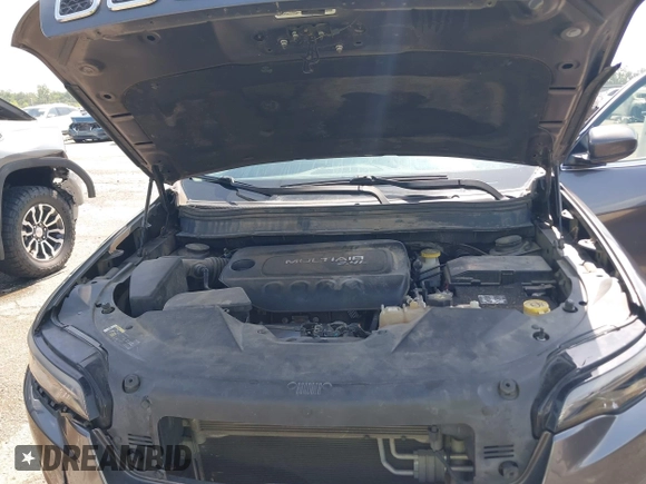 2019 Jeep Cherokee Latitude Plus z VIN 1C4PJLLB5KD184826, wystawiony jako IAAI lot #42321549 z przebiegiem 211 830 mil mil oraz . Historia ofert i sprzedaży dostępna na DreamBid. Obrazek 10.