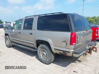 1999 GMC Suburban z VIN 3GKGK26J2XG505570, wystawiony jako IAAI lot #42358504 z przebiegiem 115 253 mil mil oraz . Historia ofert i sprzedaży dostępna na DreamBid. Obrazek 3.
