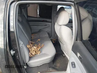 2013 Toyota Tacoma z VIN 3TMLU4ENXDM112109, wystawiony jako IAAI lot #41088524 z przebiegiem 128 120 mil mil oraz . Historia ofert i sprzedaży dostępna na DreamBid. Obrazek 8.