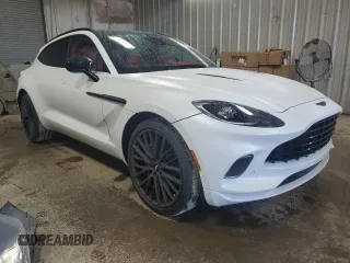2023 Aston Martin DBX z VIN SD7VUJAW3PTV08474, wystawiony jako Copart lot #66961574 z przebiegiem 3449 mil mil oraz Szkody całkowita. Historia ofert i sprzedaży dostępna na DreamBid. Obrazek 4.