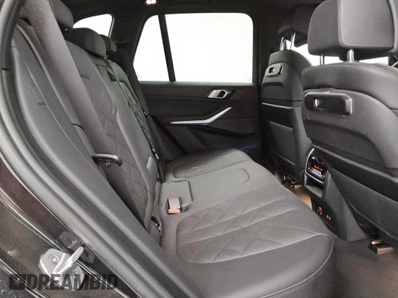 2024 BMW X5 xDrive40i z VIN 5UX23EU04R9T53436, wystawiony jako Copart lot #49401355 z przebiegiem 31 358 mil mil oraz Tytuł czysty. Historia ofert i sprzedaży dostępna na DreamBid. Obrazek 11.