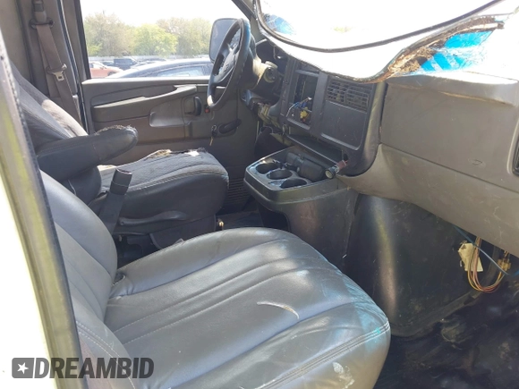 2005 Chevrolet Express Cargo Van with VIN 1GCGG25VX51226784, listed as a IAAI auction lot 42012325 with 537,878 mi miles. Bid and sale history available at carsss.com. Image 5.