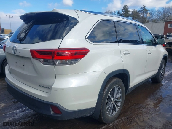 2019 Toyota Highlander SE with VIN 5TDJZRFH4KS597505, listed as a IAAI auction lot 41504122 with 59,347 mi miles. Bid and sale history available at carsss.com. Image 4.