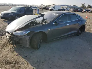 2014 Tesla Model S 60 z VIN 5YJSA1H15EFP47966, wystawiony jako Copart lot #45769935 z przebiegiem 105 682 mil mil oraz Szkoda całkowita • Salvage title. Historia ofert i sprzedaży dostępna na DreamBid. Obrazek 1.