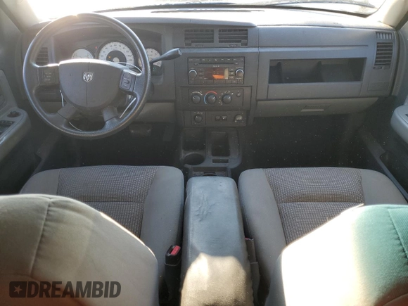 2008 Dodge Dakota SXT z VIN 1D7HW38K28S580141, wystawiony jako Copart lot #42158265 z przebiegiem 239 953 mil mil oraz Szkoda całkowita • Salvage title. Historia ofert i sprzedaży dostępna na DreamBid. Obrazek 8.